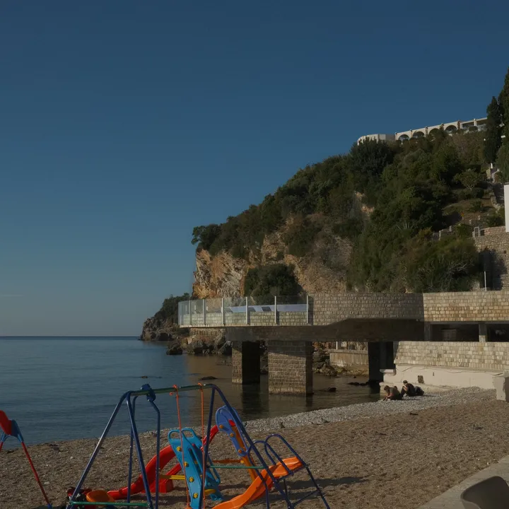 Ričardova Glava (Richard's Head), Playground and pier