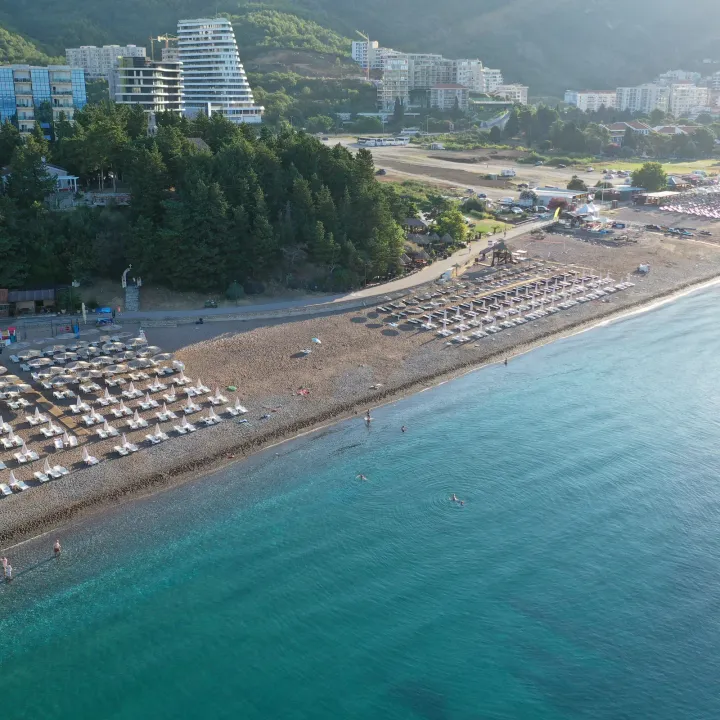 Bečići Beach, The beach bars and promenade