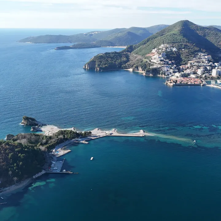 Sveti Nikola Island, The island and town across the bay