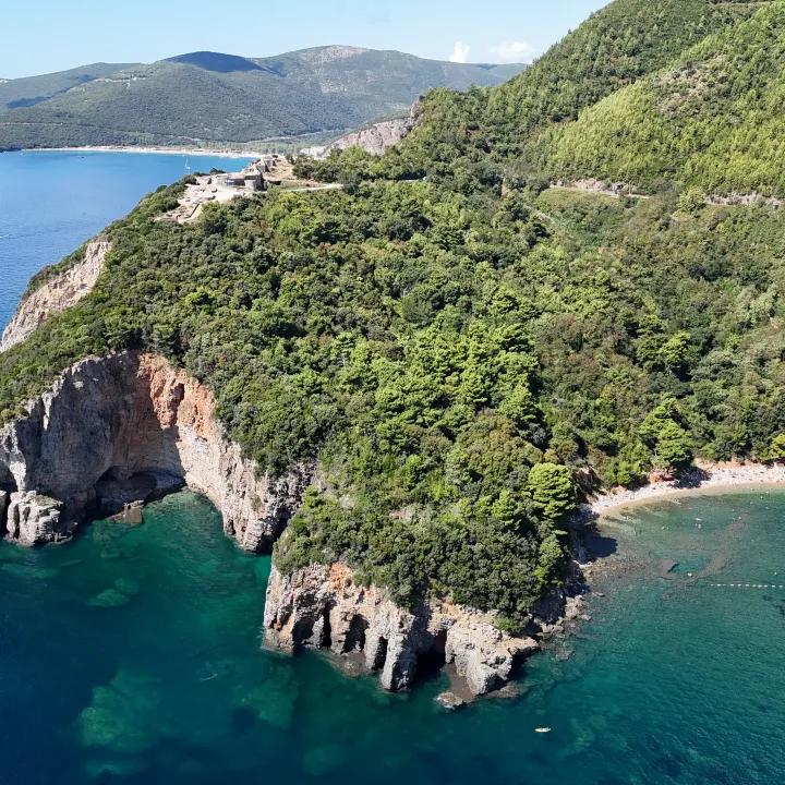 Mogren Beach, Approaching the cove