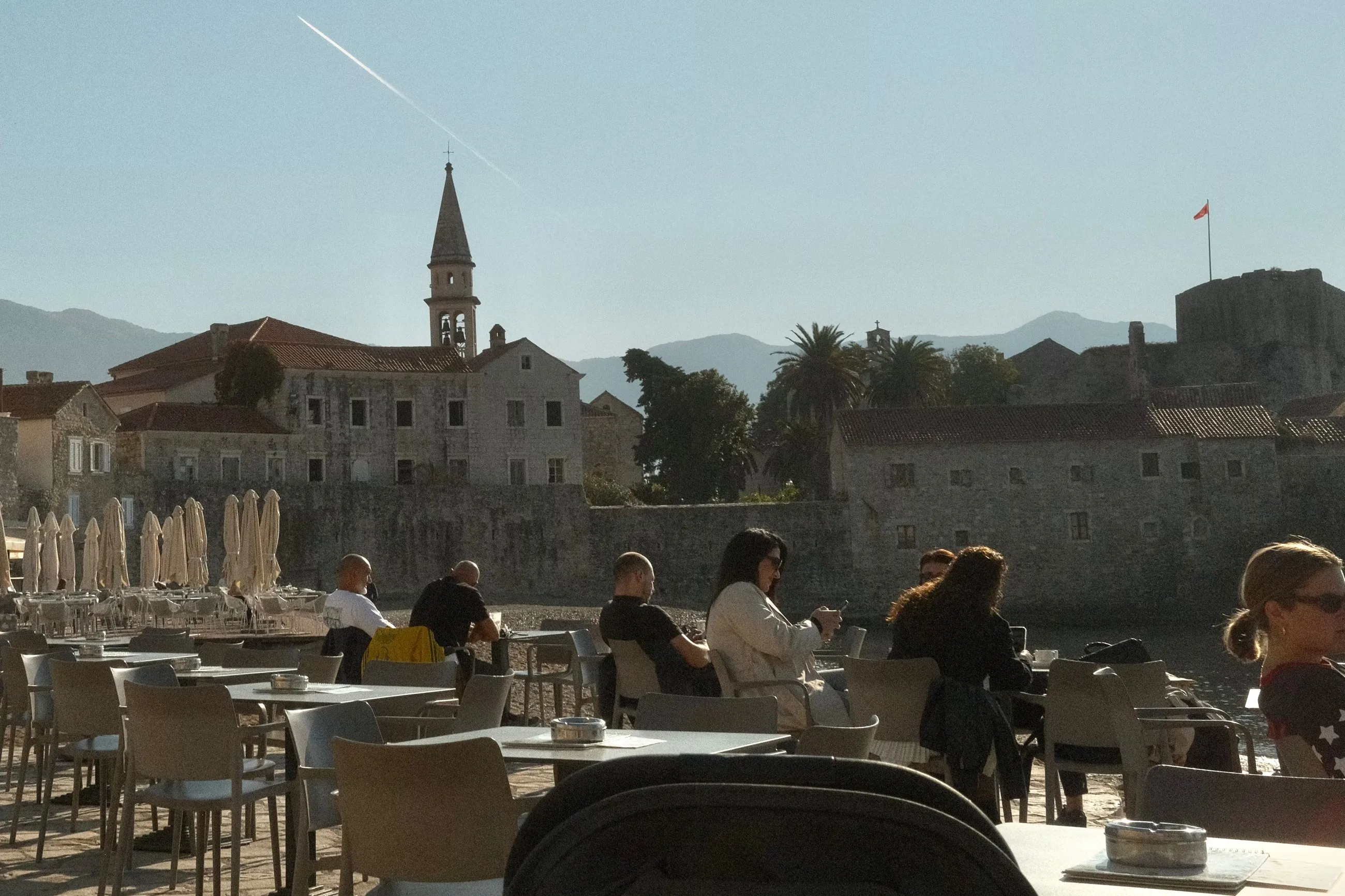Ričardova Glava (Richard's Head), Cafe by the walls