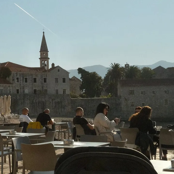 Ričardova Glava (Richard's Head), Cafe by the walls